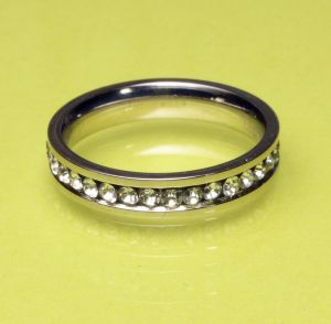 Damen-Ring aus Edelstahl rundum mit Zirkonia besetzt